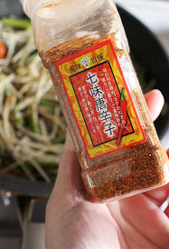 辣炒银芽小鱼,洒入七味粉稍做翻拌~出锅完成