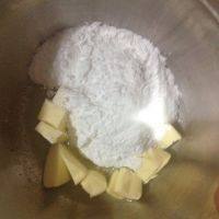 黑纹奶酪饼干,接下来的时间里,将软化的黄油加糖粉、盐放入容器里。