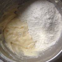 黑纹奶酪饼干,翻拌成顺滑无颗粒状,将过筛好的低粉倒入。