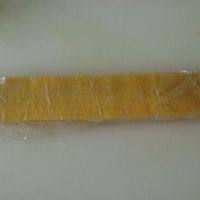 椰蓉饼干,翻拌好的面团倒在保鲜膜上，压入模具整形，或者用手整成长方体也可以。送入冰箱冷冻1个半小时。