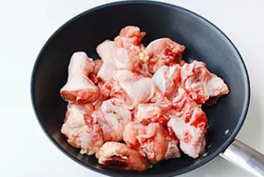 西式红醋鸡,鸡肉放在不粘锅中,中小火煎至双面金黄备用