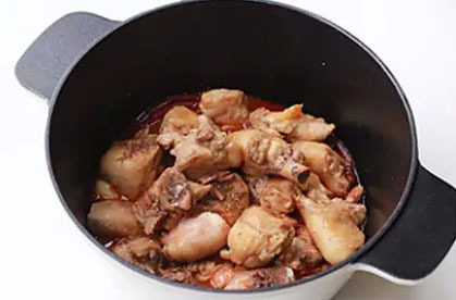 西式红醋鸡,待出浓郁香味,并且洋葱变软时,加入煎好的鸡肉拌匀。