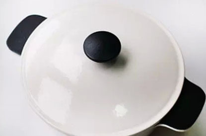 西式红醋鸡,盖上盖子中小火烧15分钟,然后放入圣女果,加入少许盐调味,之后继续烧10分钟即可。
