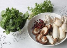 水煮杂菇,准备材料;