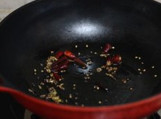 水煮杂菇,锅中放少许油，炒香<a style='color:red;display:inline-block;' href='/shicai/ 86474'>干辣椒</a>、<a style='color:red;display:inline-block;' href='/shicai/ 700'>花椒</a>、<a style='color:red;display:inline-block;' href='/shicai/ 3749'>小茴香</a>；