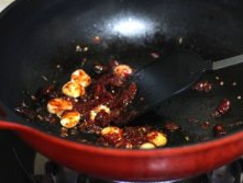 水煮杂菇,接着炒香蒜片,再加入<a style='color:red;display:inline-block;' href='/shicai/ 705'>豆瓣酱</a>炒香;