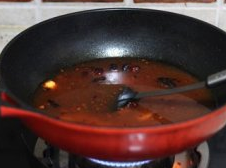 水煮杂菇,倒入<a style='color:red;display:inline-block;' href='/shicai/ 845'>高汤</a>,加入胡椒末,大火烧开后,转小火10分钟