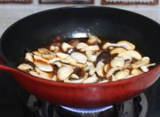 水煮杂菇,加入各种菇片,大火烧开后,转小火至各种菇熟