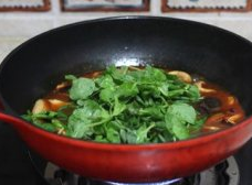 水煮杂菇,放入<a style='color:red;display:inline-block;' href='/shicai/ 3269'>豌豆尖</a>,再次煮开后,关火