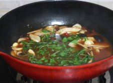 水煮杂菇,烫入<a style='color:red;display:inline-block;' href='/shicai/ 131'>香菜</a>,调入适量的盐即可