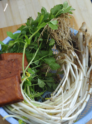 水芹菜炒香干,准备材料，<a style='color:red;display:inline-block;' href='/shicai/ 153'>水芹菜</a>一小把，<a style='color:red;display:inline-block;' href='/shicai/ 473'>香干</a>三块。