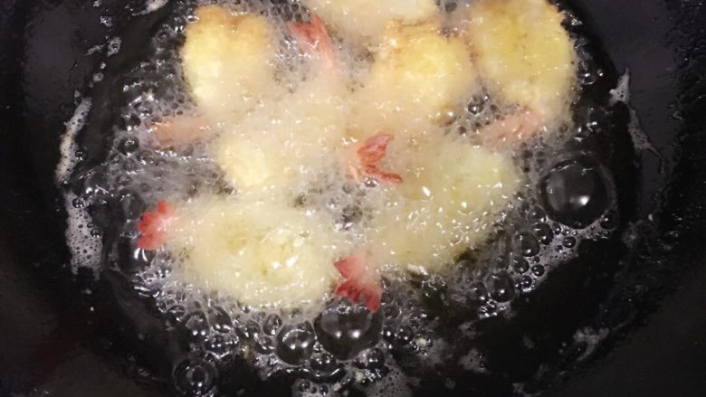 💁香酥炸大虾🍤,手拿虾尾先粘淀粉在粘鸡蛋糊最后粘面包糠,在面包糠里多按几下,油烧八层热转小火,放入虾炸至金黄色捞出控油!