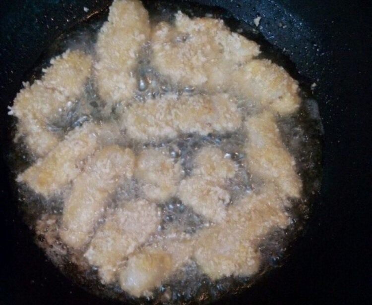 香酥龙利鱼,油烧至七成热,关中火,放入鱼条炸时两面稍稍翻动,炸至两面金黄即可。