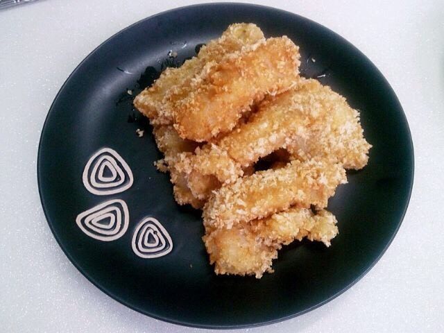 香酥龙利鱼,装盘,吃时配泰式甜辣酱或番茄酱,味道美美的!