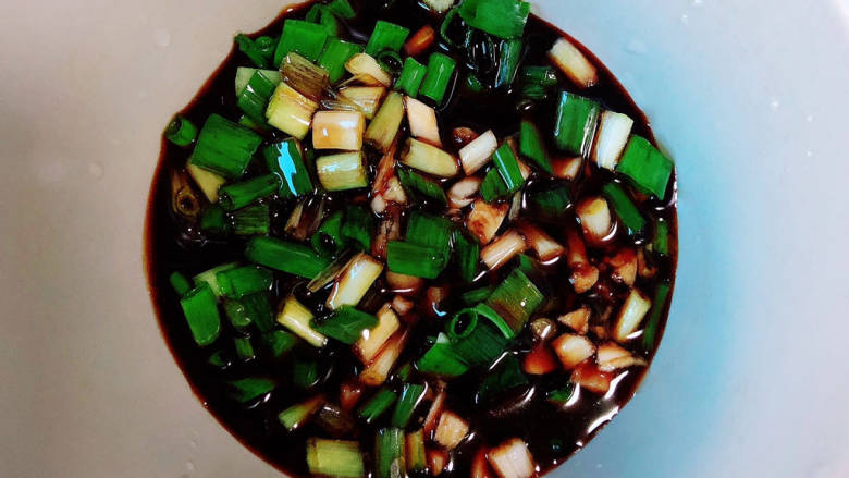 腊肉蒸腐竹,做一个料汁,葱蒜切好放入碗中,加入淡盐酱油、<a style='color:red;display:inline-block;' href='/shicai/ 864'>蒸鱼豉油</a>。