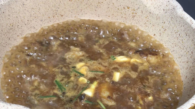 牛肉炖芋头,加入适量清水,葱姜蒜和青花椒粒,煮沸后转小火焖半小时