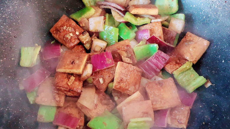 孜然煎豆干,加入少许水,翻炒入味后,即可出锅了!