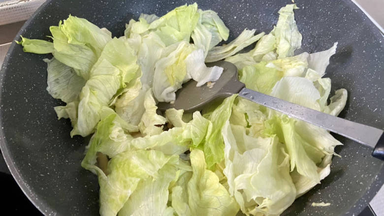 香菇炒生菜,开盖,转大火,加入生菜叶大火翻炒