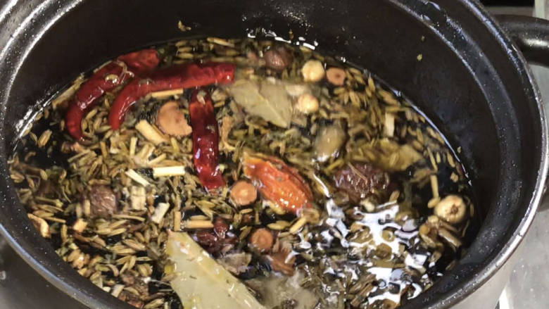 卤豆腐皮,再放入卤料和适量清水,浸泡半小时