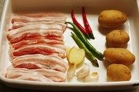 回锅肉炒土豆片,<a style='color:red;display:inline-block;' href='/shicai/ 36047'>五花肉片</a>可以选超市切好的薄皮,也可以买回来煮一下自己切。