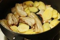 回锅肉炒土豆片,五花肉和姜片先下锅,煸出多余油脂,两面金黄,加入土豆片煎一下。