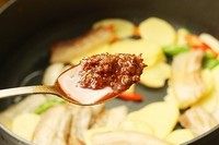 回锅肉炒土豆片,加入蒜，辣椒炒出香味。加入食趣万用辣酱，<a style='color:red;display:inline-block;' href='/shicai/ 788'>生抽</a>，料酒，<a style='color:red;display:inline-block;' href='/shicai/ 10588'>糖</a>，翻炒。