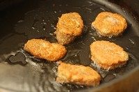 蛋煎粽,锅子烧热加油,把裹了蛋液的粽子放入油锅里。煎到两面金黄。