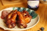 蓝莓烤鸡翅根,拿去BBQ用炭火来烧会更加好吃。烤好之后类似蜜汁烤翅的味道！