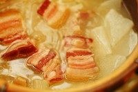 云南腊肉炖白玉萝卜,大火烧开，中火炖1个小时至萝卜炖透。撒少许<a style='color:red;display:inline-block;' href='/shicai/ 134296'>白胡椒粉</a>提味！腊肉本身有咸味，不用再加盐了。