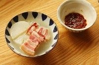 云南腊肉炖白玉萝卜,辣椒粉，生抽什么的随意做一个蘸料，萝卜和腊肉蘸着吃，再来碗米饭就齐了！