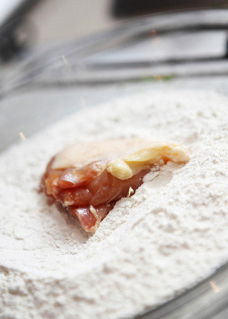 奶油炖菜,鸡腿肉均匀裹面粉