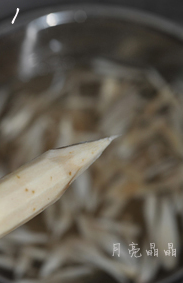 香炒牛蒡,<a style='color:red;display:inline-block;' href='/shicai/ 2580'>牛蒡</a>刨去外皮,用流动的水冲洗干净,用一把小刀,像削铅笔一样削成小片。