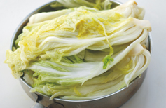 韩式辣白菜,<a style='color:red;display:inline-block;' href='/shicai/ 113'>大白菜</a>洗净后从根部竖切成4半,均匀的抹上一层盐,腌制8小时至白菜变软,倒去腌出的水。再将白菜过一下凉开水或者纯净水,洗去多余的盐分后挤干水分备用。(过完水后尝一尝菜的咸度,如果觉得偏咸可再用清水泡一会以去除咸味。)