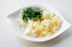 韩式辣白菜,<a style='color:red;display:inline-block;' href='/shicai/ 591'>苹果</a>、<a style='color:red;display:inline-block;' href='/shicai/ 594'>梨</a>切成碎末；<a style='color:red;display:inline-block;' href='/shicai/ 26'>白萝卜</a>刨成丝；蒜、<a style='color:red;display:inline-block;' href='/shicai/ 37'>姜</a>切碎末，<a style='color:red;display:inline-block;' href='/shicai/ 116'>韭菜</a>洗净切成段，<a style='color:red;display:inline-block;' href='/shicai/ 288'>虾皮</a>剁碎备用。