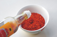 韩式辣白菜,将<a style='color:red;display:inline-block;' href='/shicai/ 714'>鱼露</a>倒入<a style='color:red;display:inline-block;' href='/shicai/ 9613'>辣椒面</a>中。