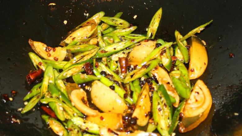 辣椒炒皮蛋 ,调入辣豆豉、<a style='color:red;display:inline-block;' href='/shicai/ 788'>生抽</a>,翻炒均匀; 起锅的时候撒上葱花即可