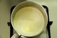 纯牛奶冰淇淋,待泡沫大致消失后混合物呈现糊状时停止搅拌,锅底开始冒小气泡关火。这步目的是加热蛋黄,也起到杀菌作用。煮过了蛋黄会凝固,一定不要煮沸
