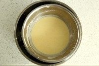 纯牛奶冰淇淋,用筛网把9过滤到不锈钢大盆中,隔冰水降温,同时用铲子不断搅拌加速降温,使蛋奶糊完全冷却。迅速冷却目的可以防止细菌繁殖。冷却后的冰淇淋浆可以先放冷冻室再冷冻半小时。
