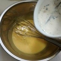 香蕉朗姆冰淇淋,煮好的牛奶,少量多次的加入蛋黄糊。
边加边搅拌。