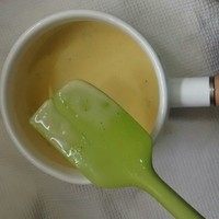 香蕉朗姆冰淇淋,蛋奶混合物倒回小锅。放回火上,小火加热。80到85直接。关火。我一般是82度立刻关火,倒回盆里。