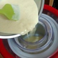 香蕉朗姆冰淇淋,启动冰淇淋机,搅拌叶开始转动时,把冷却好的冰淇淋液慢慢倒入机器。
搅拌20分钟左右。