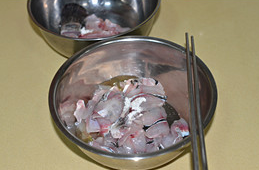 酸菜鱼,切好的鱼片，和鱼骨分别放于二个碗中，加<a style='color:red;display:inline-block;' href='/shicai/ 17'>蛋清</a>，生粉，<a style='color:red;display:inline-block;' href='/shicai/ 718'>料酒</a>，盐，胡椒粉拌匀腌10分钟。