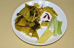 酸菜鱼,将<a style='color:red;display:inline-block;' href='/shicai/ 3361'>酸菜</a>洗净，反复在水中捏几下，去掉过多的盐份沥干水份切段，<a style='color:red;display:inline-block;' href='/shicai/ 37'>姜</a><a style='color:red;display:inline-block;' href='/shicai/ 3250'>葱</a><a style='color:red;display:inline-block;' href='/shicai/ 703'>泡椒</a>红椒也准备好。