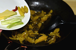 酸菜鱼,锅中倒油，油5成热时将酸菜放入翻炒，炒出酸味后放入葱姜，泡椒和红椒继续炒2分钟炒出香味。