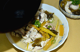 酸菜鱼,另起一锅放二勺油，10颗<a style='color:red;display:inline-block;' href='/shicai/ 700'>花椒</a>熬出香味后，滤掉<a style='color:red;display:inline-block;' href='/shicai/ 700'>花椒</a>将热油淋在香葱上即可。