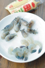 蚝油虾仁玉子豆腐,虾剥壳挑去虾线。