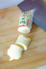 蚝油虾仁玉子豆腐,玉子豆腐连袋从中间切一刀，然后挤出来切段。（这样切不容易碎）