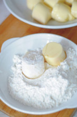 蚝油虾仁玉子豆腐,玉子豆腐均匀的蘸上淀粉。