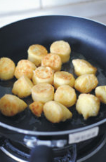 蚝油虾仁玉子豆腐,用油煎至金黄色。