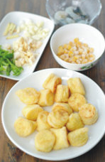 蚝油虾仁玉子豆腐,<a style='color:red;display:inline-block;' href='/shicai/ 2668'>笋</a>、<a style='color:red;display:inline-block;' href='/shicai/ 61'>青椒</a>切丁、蒜拍碎，姜切丝待用。